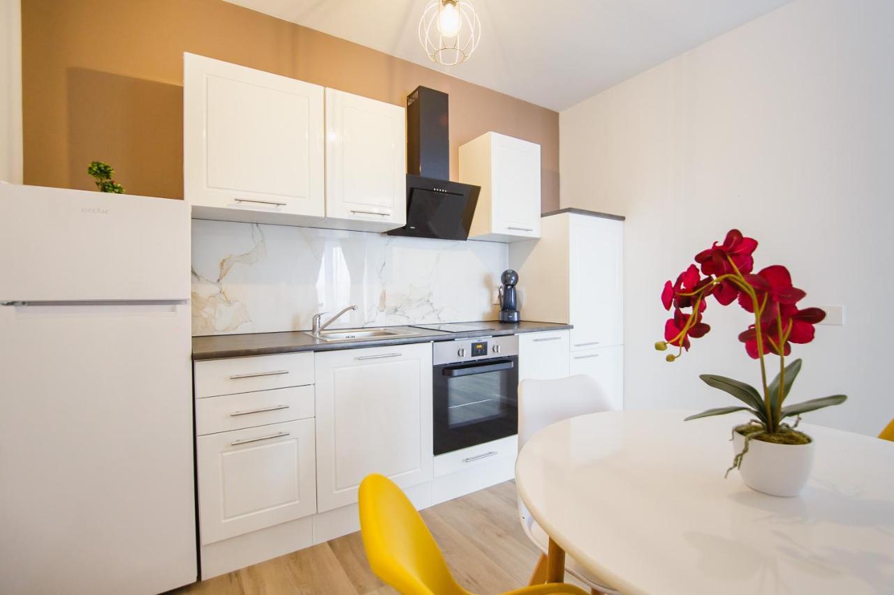 Trio Orange Apartment Oradea Exterior photo